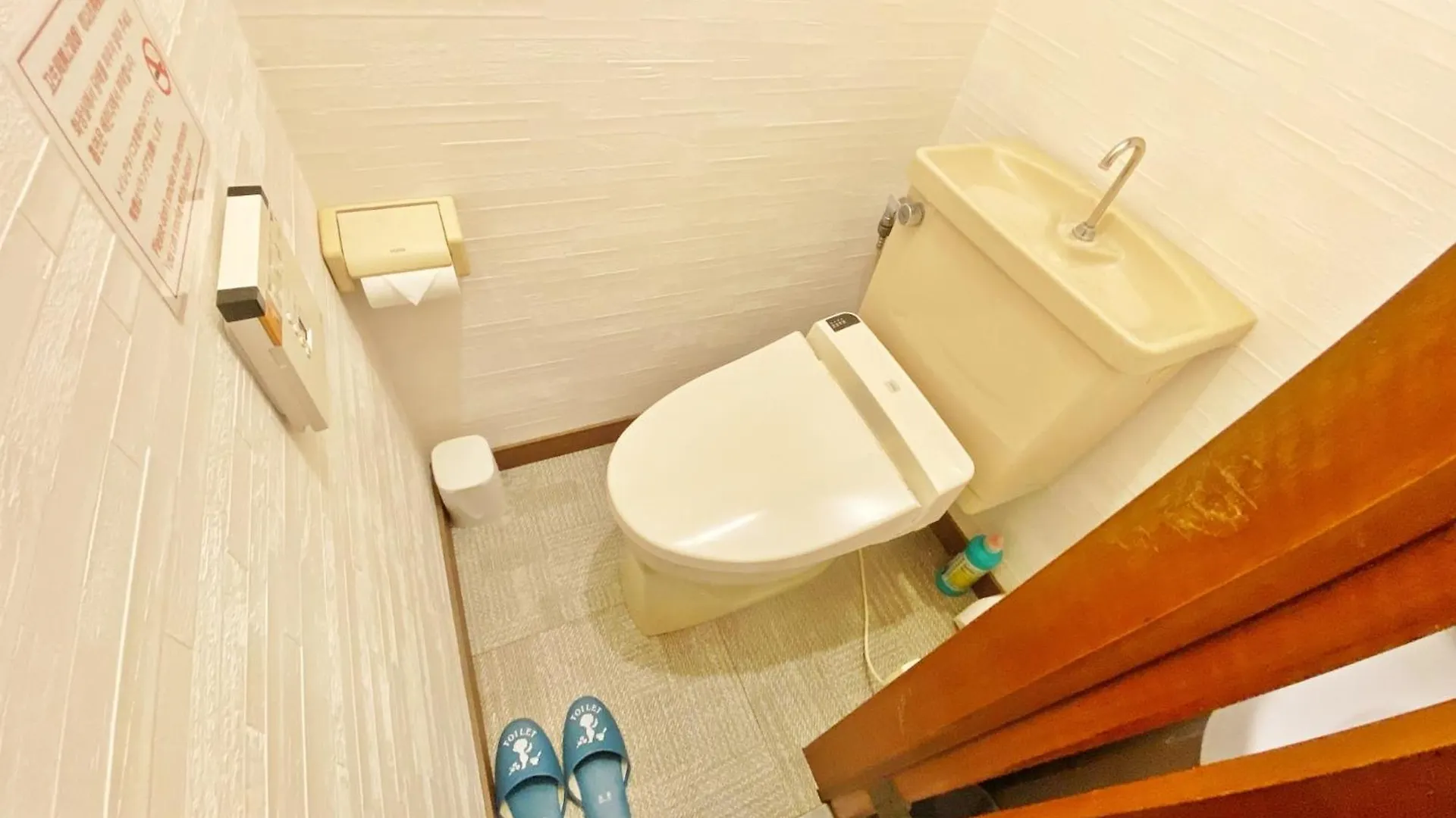 Guesthouse Reina Tsuruhashi Station - Vacation Stay 15421 Osaka 0*,  Japón