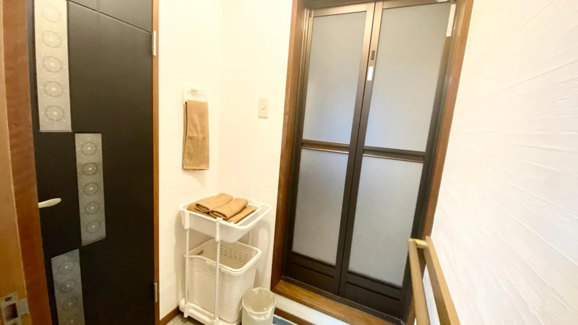 Guesthouse Reina Tsuruhashi Station - Vacation Stay 15421 Osaka Pensjonat